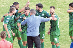 Oι παίκτες του Γιούχτα πανηγυρίζουν το τέρμα του Νοικοκυράκη