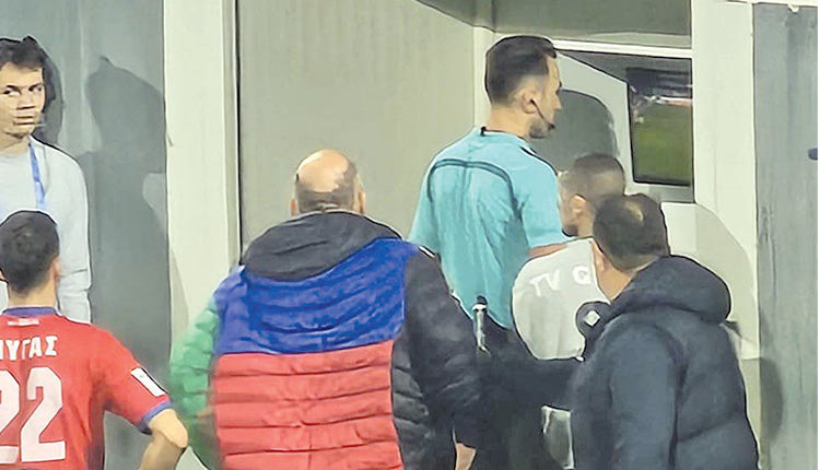 Πίσω από τον διαιτητή ο Μπέος…