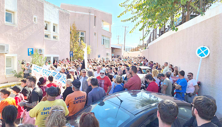 Μαζική η συγκέντρωση στο νοσοκομείο Σητείας