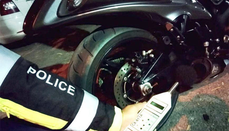 Διαρκής επιχείρηση της ΕΛ.ΑΣ.
για «φρένο» στις κόντρες του ΒΟΑΚ
Πρόβλημα ακόμα και στα χωριά με τους δικυκλιστές που δεν συμμορφώνονται