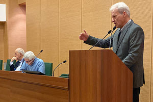 Επανακαθορισμό του ύψους των τελών, ύστερα από διαβούλευση με τους εμπλεκόμενους υποσχέθηκε ο κ. Καλοκαιρινός