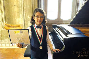 ΑΝΑΜΕΣΑ ΣΕ ΣΥΜΜΕΤΟΧΕΣ ΑΠΟ 40 ΧΩΡΕΣ ΔΙΑΚΡΙΘΗΚΕ Ο ΟΡΦΕΑΣ ΧΡΙΣΤΟΝΑΚΗΣ Μικρός Ρεθυμνιώτης πιανίστας πήρε το 1ο βραβείο σε διεθνή διαγωνισμό