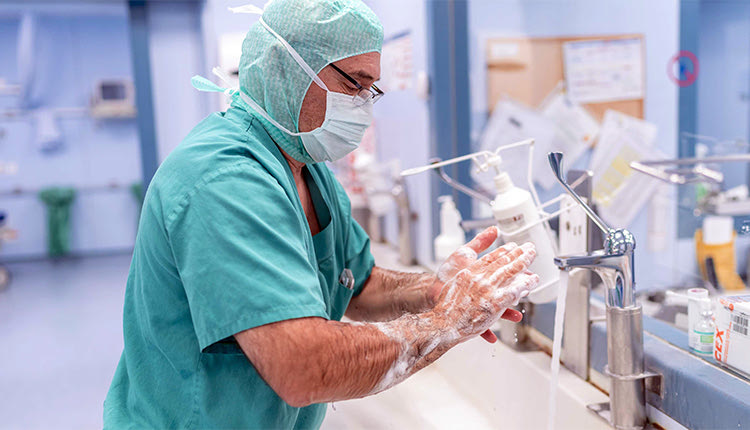 Οι μισοί γιατροί και νοσηλευτές δεν ακολουθούν πιστά τους κανόνες υγιεινής των χεριών, για να μην μεταδίδουν επικίνδυνα μκρόβια στους ασθενείς