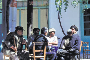 ΦΩΤΟΗΜΕΡΑΣ: Σε καφενείο στην Κρήτη τη δεκαετία του ‘60-’70 (φωτογραφία Fotothek-Βερολίνο).