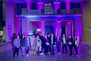 Η στήλη πάντα θα στηρίζει αυτές τις ωραίες προσπάθειες! Όπως και τις προηγούμενες μέρες αλλά αυτή τη φορά… στα μοβ φωταγωγήθηκε το κεντρικό κτήριο της Περιφέρεια Κρήτης στο Ηράκλειο