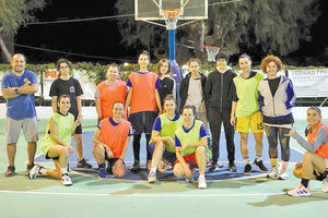 Ο κ. Πινακουλάκης με τα κορίτσια στην επανίδρυση του γυναικείου τμήματος του «Ηράκλειο» ΟΑΑ