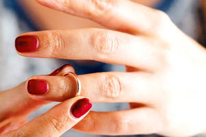 Τι κι αν η γυναίκα του έχει εραστή, απειλεί να αυτοκτονήσει αν τον χωρίσει