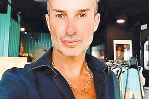 Παρουσιάζει ο γνωστός σχεδιαστής μόδας και παρουσιαστής του Super 90,4 Νεκτάριος Βαζακόπουλος