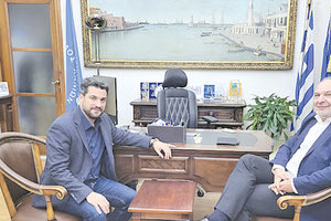 Τα θεσμικά και οικονομικά ζητήματα που αφορούν την Τοπική Αυτοδιοίκηση βρέθηκαν στο επίκεντρο της συζήτησης στη συνάντηση που είχαν ο Πρόεδρος της Περιφερειακής Ένωσης Δήμων (Π.Ε.Δ.) Κρήτης κ. Γιάννης Κουράκης με τον Δήμαρχο κ. Παναγιώτη Σημανδηράκη,  στο Δημαρχείο Χανίων.