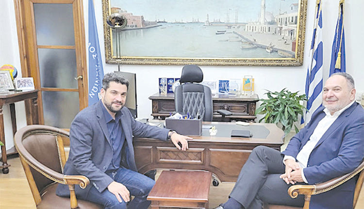 Τα θεσμικά και οικονομικά ζητήματα που αφορούν την Τοπική Αυτοδιοίκηση βρέθηκαν στο επίκεντρο της συζήτησης στη συνάντηση που είχαν ο Πρόεδρος της Περιφερειακής Ένωσης Δήμων (Π.Ε.Δ.) Κρήτης κ. Γιάννης Κουράκης με τον Δήμαρχο κ. Παναγιώτη Σημανδηράκη,  στο Δημαρχείο Χανίων.