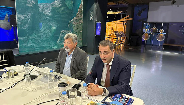 Διοικητικά και οικονομικά ζητήματα, αλλά και η διευθέτηση λειτουργικών προβλημάτων που αντιμετωπίζουν τα ερευνητικά κέντρα κυριάρχησαν στην 158η Συνεδρίαση της Συνόδου Προέδρων Ερευνητικών Κέντρων που πραγματοποιήθηκε στις εγκαταστάσεις του ΕΛ.ΚΕ.Θ.Ε.
 Στη συνάντηση που πραγματοποιήθηκε με την παρουσία των προέδρων όλων των Ερευνητικών Κέντρων της χώρας, παρέστη ο υφυπουργός Ανάπτυξης και βουλευτής Ν. Ηρακλείου, Μάξιμος Σενετάκης. Ο κ. Σενετάκης συμμετείχε στην συνεδρίαση της Συνόδου και με μεγάλη προσοχή άκουσε όλα τα αιτήματα που του διατυπώθηκαν. Ακόμη, τόνισε ότι το Υπουργείο Ανάπτυξης, έχει θέσει ως προτεραιότητα την ενίσχυση της έρευνας στην χώρα, με περισσότερες κρατικές δαπάνες, με καλύτερες και πιο λειτουργικές υποδομές και με περισσότερους ερευνητές.
 «Στόχος μας είναι», όπως ανέφερε, «να διαμορφώσουμε τις κατάλληλες προϋποθέσεις και ένα καλύτερο περιβάλλον, ώστε να διευκολύνουμε τους ερευνητές προκειμένου να αφοσιωθούν αποκλειστικά στο έργο τους και να προσελκύσουμε το ερευνητικό προσωπικό της διασποράς».

