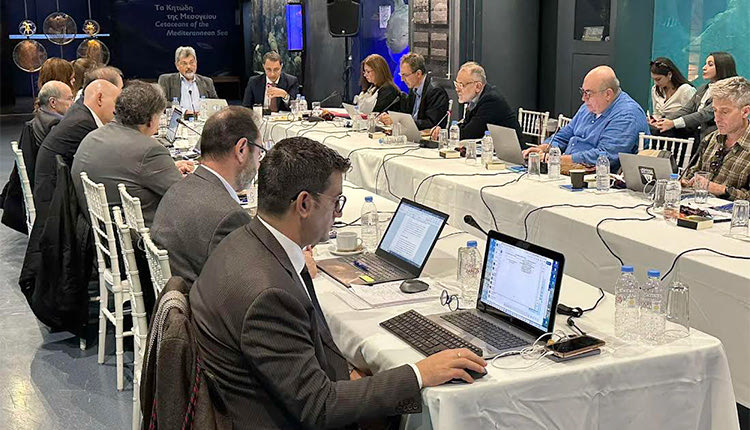 Διοικητικά και οικονομικά ζητήματα, αλλά και η διευθέτηση λειτουργικών προβλημάτων που αντιμετωπίζουν τα ερευνητικά κέντρα κυριάρχησαν στην 158η Συνεδρίαση της Συνόδου Προέδρων Ερευνητικών Κέντρων που πραγματοποιήθηκε στις εγκαταστάσεις του ΕΛ.ΚΕ.Θ.Ε.
 Στη συνάντηση που πραγματοποιήθηκε με την παρουσία των προέδρων όλων των Ερευνητικών Κέντρων της χώρας, παρέστη ο υφυπουργός Ανάπτυξης και βουλευτής Ν. Ηρακλείου, Μάξιμος Σενετάκης. Ο κ. Σενετάκης συμμετείχε στην συνεδρίαση της Συνόδου και με μεγάλη προσοχή άκουσε όλα τα αιτήματα που του διατυπώθηκαν. Ακόμη, τόνισε ότι το Υπουργείο Ανάπτυξης, έχει θέσει ως προτεραιότητα την ενίσχυση της έρευνας στην χώρα, με περισσότερες κρατικές δαπάνες, με καλύτερες και πιο λειτουργικές υποδομές και με περισσότερους ερευνητές.
 «Στόχος μας είναι», όπως ανέφερε, «να διαμορφώσουμε τις κατάλληλες προϋποθέσεις και ένα καλύτερο περιβάλλον, ώστε να διευκολύνουμε τους ερευνητές προκειμένου να αφοσιωθούν αποκλειστικά στο έργο τους και να προσελκύσουμε το ερευνητικό προσωπικό της διασποράς».

