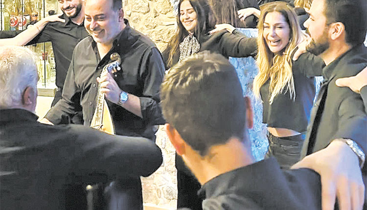 Η Μαρία Τζομπανάκη χορεύει κρητικά με τη Δέσποινα Βανδή