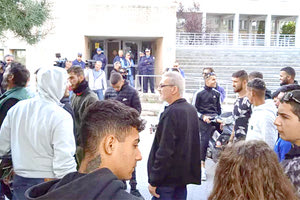 Ενταση έξω από τα δικαστήρια μετά την απόφαση για τον αστυνομικό