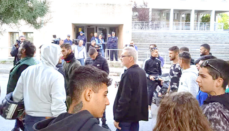 Ενταση έξω από τα δικαστήρια μετά την απόφαση για τον αστυνομικό