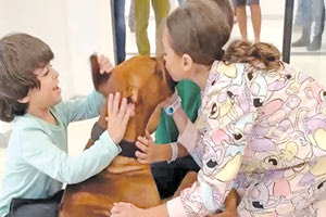 ΣΥΓΚΙΝΗΤΙΚΕΣ ΕΙΚΟΝΕΣ: Τρία ανήλικα επανενώθηκαν με τον σκύλο τους