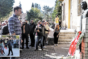 Ο Στέφανος Κασσελάκης επέλεξε το πάρκο Ελευθερίας, όπου βρίσκεται το μνημείο του ΕΑΤ – ΕΣΑ, ενώ η Νεολαία κατέθεσε στεφάνι στο χώρο του Πολυτεχνείου.