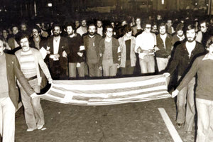 Πόσοι άραγε ξέρουν ότι το ΠΑΣΟΚ έχει τη σημαία του Πολυτεχνείου;