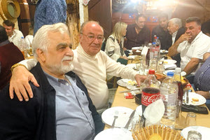 Μεγάλο γλέντι χθες βράδυ στον Στείρωνα, στο καζάνι του Κόρσαβα, όπου έκανε το καθιερωμένο ρακοκάζανο η οικογένεια του επιχειρηματία Μάνθου Πουλινάκη. Οι δεκάδες καλεσμένοι γευτήκαν τα πλούσια εδέσματα και την παραδοσιακή ρακή, υπό τους ήχους της λύρας και του τραγουδιού του Νίκου Γωνιανάκη.