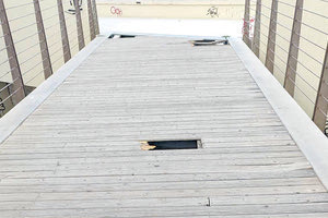 η ξύλινη πεζογέφυρα δίπλα ακριβώς από το 6ο Γυμνάσιο στη Δουκός Μποφώρ, που σχηματίζει ένα καταπληκτικό μπαλκόνι με θέα το λιμάνι.