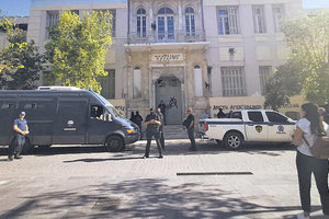 Πρόσωπο με πρόσωπο με τους κατηγορούμενους στη δίκη για τις εκβιάσεις και τις τοκογλυφίες