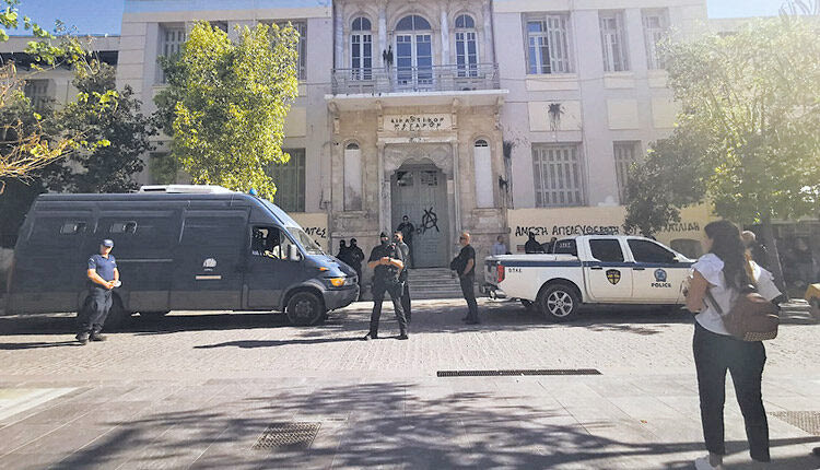 Πρόσωπο με πρόσωπο με τους κατηγορούμενους στη δίκη για τις εκβιάσεις και τις τοκογλυφίες
