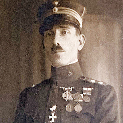 Ο ήρωας Μανόλης Γιακουμάκης. 
Στο στήθος του διακρίνονται πέντε παράσημα και ένας πολεμικός σταυρός «εξαίρετων πράξεων ανδρείας»
