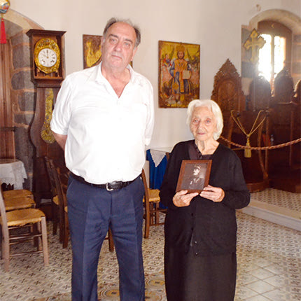 Η Ευαγγελία Ανδρουλάκη – Ταμπακάκη, πρώτη ανιψιά του ήρωα Μανόλη Γιακουμάκη. Η μητέρα της Ευαγγελίας Ελένη, (σύζυγος Εμμανουήλ Γ. Ταμπακάκη),   ήταν αδελφή του Μανόλη Γιακουμάκη. Στη φωτογραφία η κ. Ευαγγελία με τον Γιώργο Καλογεράκη, την Κυριακή 29 Οκτωβρίου 2023 στον ναό της Ευαγγελίστριας Μοχού, στο μνημόσυνο για τα 80 χρόνια από τη δολοφονία του θείου της Μανόλη Γιακουμάκη