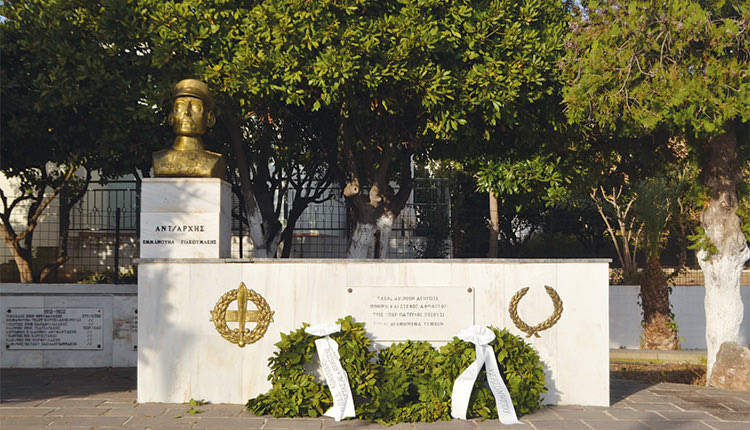 Το μνημείο πεσόντων του χωριού Μοχός. Αριστερά η προτομή του Αντισυνταγματάρχη Μανόλη Γιακουμάκη, που εκτελέστηκε από τα στρατεύματα κατοχής στην Αγυιά Χανίων στις 27 Οκτωβρίου 1943