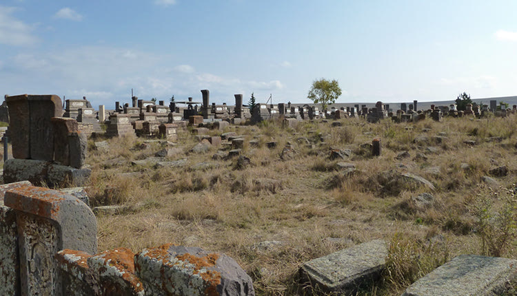 Παλιό αρμενικό νεκροταφείο με τις χαρακτηριστικές του πέτρινες επιγραφές