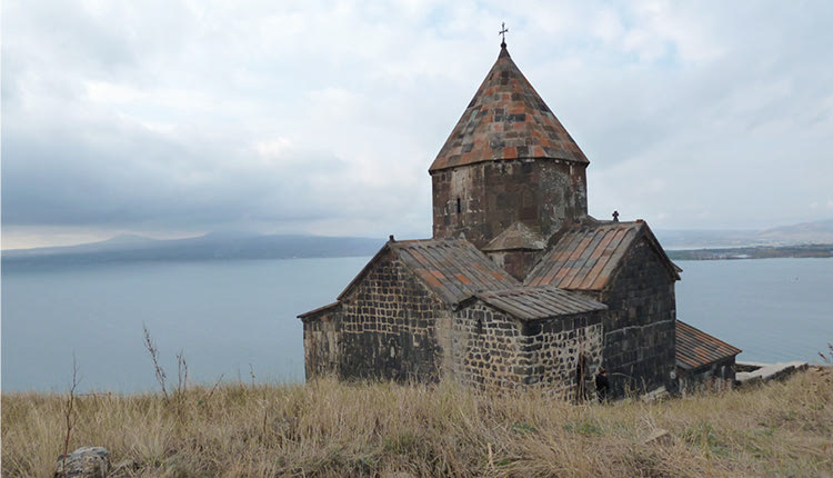 Αρχαίος χριστιανικός ναός στην όχθη της λίμνης Σεβάν, στο αρμενικό οροπέδιο