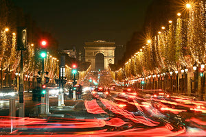 Τι Ηράκλειο, τι Παρίσι! Το βράδυ της Κυριακής, σε μία φαντασμαγορική τελετή γεμάτη κόσμο, ο δήμαρχος του Παρισιού άναψε τα χριστουγεννιάτικα λαμπιόνια στα Ηλύσια Πεδία, δίνοντας έτσι το σύνθημα για την έναρξη της εορταστικής περιόδου.