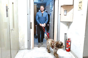 Το είπε και το έκανε! O πρόεδρος του ΣΥΡΙΖΑ Στέφανος Κασσελάκης πήγε χθες στον ραδιοφωνικό σταθμό «Στο Κόκκινο» και ξεκίνησε εκπομπές. Βέβαια, δεν πήγε μόνος του αλλά τον συνόδευσε το σκυλάκι του η Φάρλι!