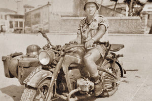 ΦΩΤΟΗΜΕΡΑΣ: Κρήτη 1944. Γερμανός στρατιώτης με μοτοσυ-κλέτα Zündapp KS 750 Gespann στην πόλη των Χανίων. (ebay- Greece at WWII Archives)