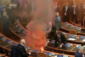 Το απόλυτο μπάχαλο στο αλβανικό κοινοβούλιο!