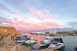 Όταν η φύση ζωγραφίζει κανένας καλλιτέχνης δεν μπορεί να την μιμηθεί! Χθες το απόγευμα ο κρητικός ουρανός πήρε τέτοια χρώματα που μάγεψε όσους τον αντίκρυσαν. Το φθινόπωρο και ο χειμώνας μάς κάνουν… τους δύσκολους, αλλά έρχονται με όμορφα χρώματα! (φωτογραφία Ελένη Μπετεινάκη).