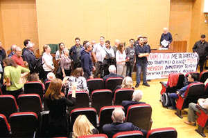 Υπό τις σφοδρές αντιδράσεις των εργατικών σωματείων διεκόπη η χθεσινοβραδινή συνεδρίαση του Δημοτικού Συμβουλίου