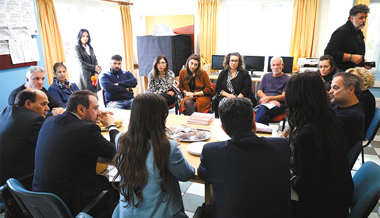 Το κλιμάκιο του ΠΑΣΟΚ στο ΚΕΘΕΑ Αριάδνη 