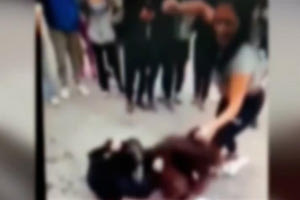 Σοκαριστικό περιστατικό ξυλοδαρμού 13χρονης σε σχολείο. Τραβούσαν σε βίντεο τον ξυλοδαρμό οι συμμαθητές της!