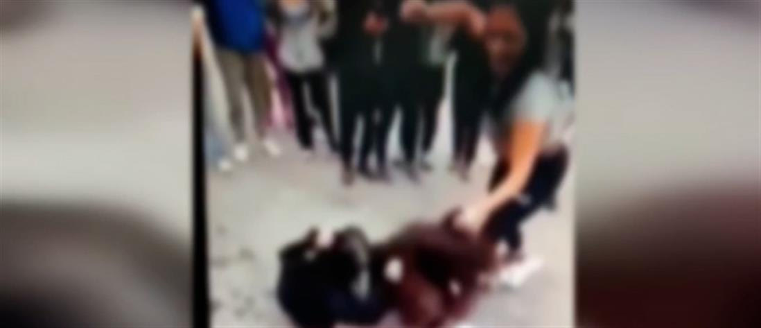 Σοκαριστικό περιστατικό ξυλοδαρμού 13χρονης σε σχολείο. Τραβούσαν σε βίντεο τον ξυλοδαρμό οι συμμαθητές της!
