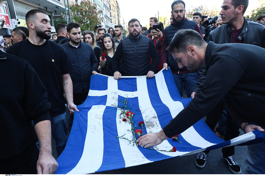 Σε εξέλιξη η πορεία για το Πολυτεχνείο