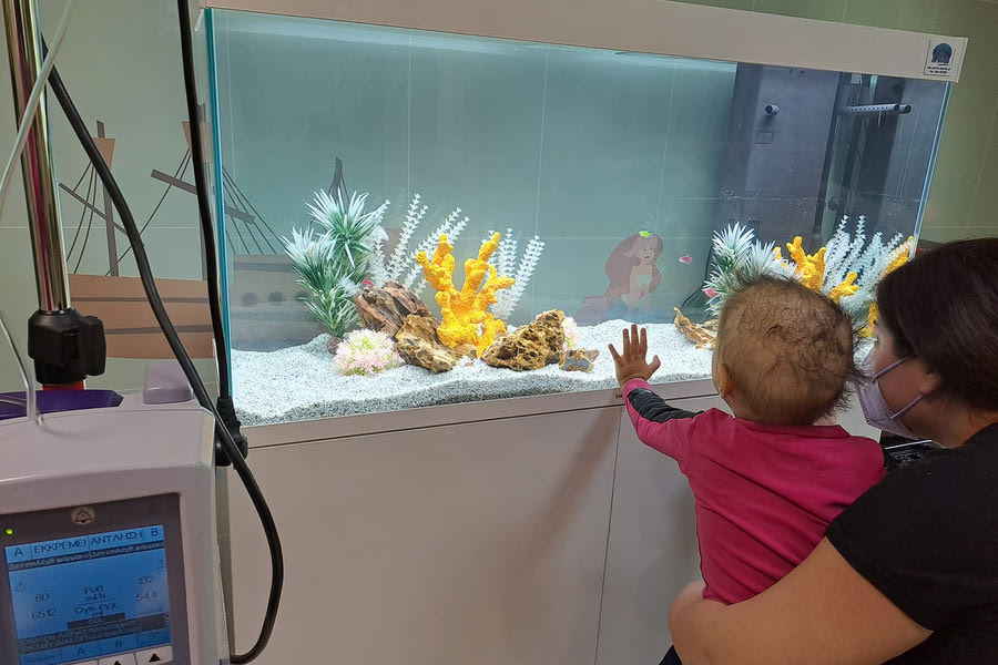 Ένα ενυδρείο που κάνει τα παιδιά να ξεχνούν τον πόνο τους και να ονειρεύονται