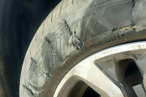 Ο καβγάς στο πάρκινγκ και η κουμπάρα που πλήρωσε τη … νύφη