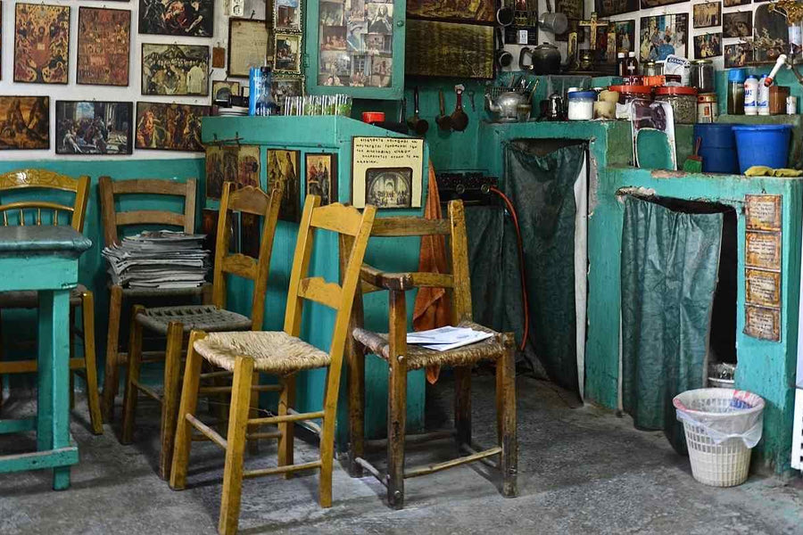 Η εύθυμη φασαρία των κρητικών καφενείων με ρακές γέλια και χαρές
