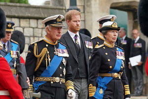 Σάλος με το νέο βιβλίο: “Θέλεις να δεις ξανά τα εγγόνια σου”;