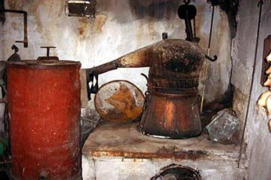 Το παράνομο ρακοκάζανο, η τεράστια ποσότητα ρακής και το πρόστιμο των δεκάδων χιλιάδων ευρώ