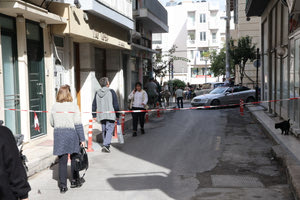 Από τύχη δεν τους… πλάκωσε το μπαλκόνι στην καρδιά της πόλης