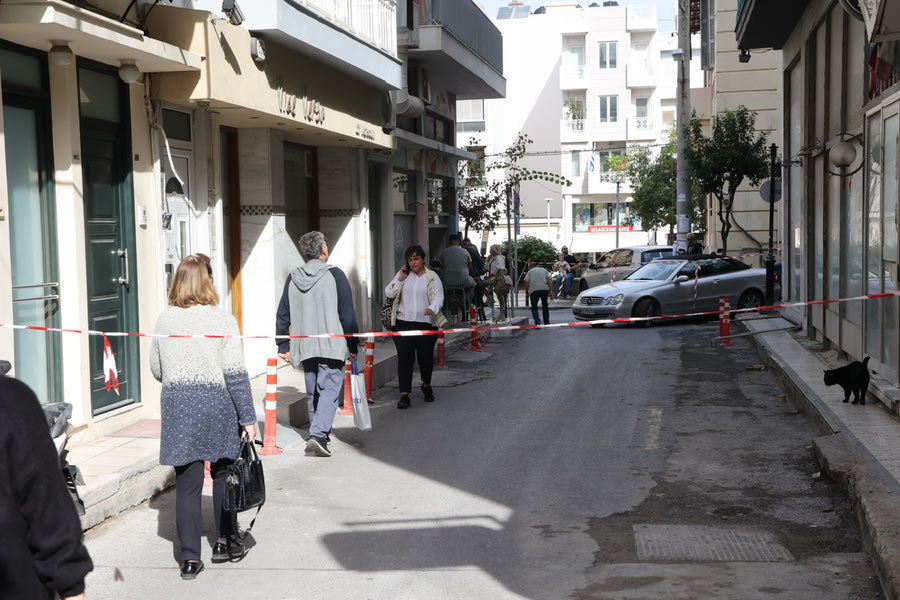 Από τύχη δεν τους… πλάκωσε το μπαλκόνι στην καρδιά της πόλης