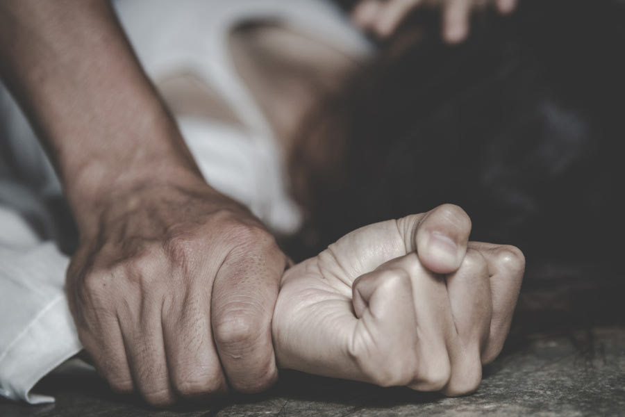 Ενδοοικογενειακά περιστατικά σε διάστημα λίγης ώρας στο Ηράκλειο. Θύματα ο πατέρας και η μητέρα δύο ανδρών