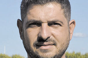 Ο Νίκος Σουργιάς ανέλαβε από το καλοκαίρι την τεχνική ηγεσία του Γιούχτα. Ο 35χρονος (γεννηθείς στις 7/5/1987) προπονητής ήταν πέρυσι στον πάγκο του ΑΟΑΝ και αυτή τη σεζόν βρίσκεται στις Αρχάνες αντικαθιστώντας τον Άγγελο Κασσωτάκη και με στόχο μια καλή πορεία στο πρωτάθλημα.